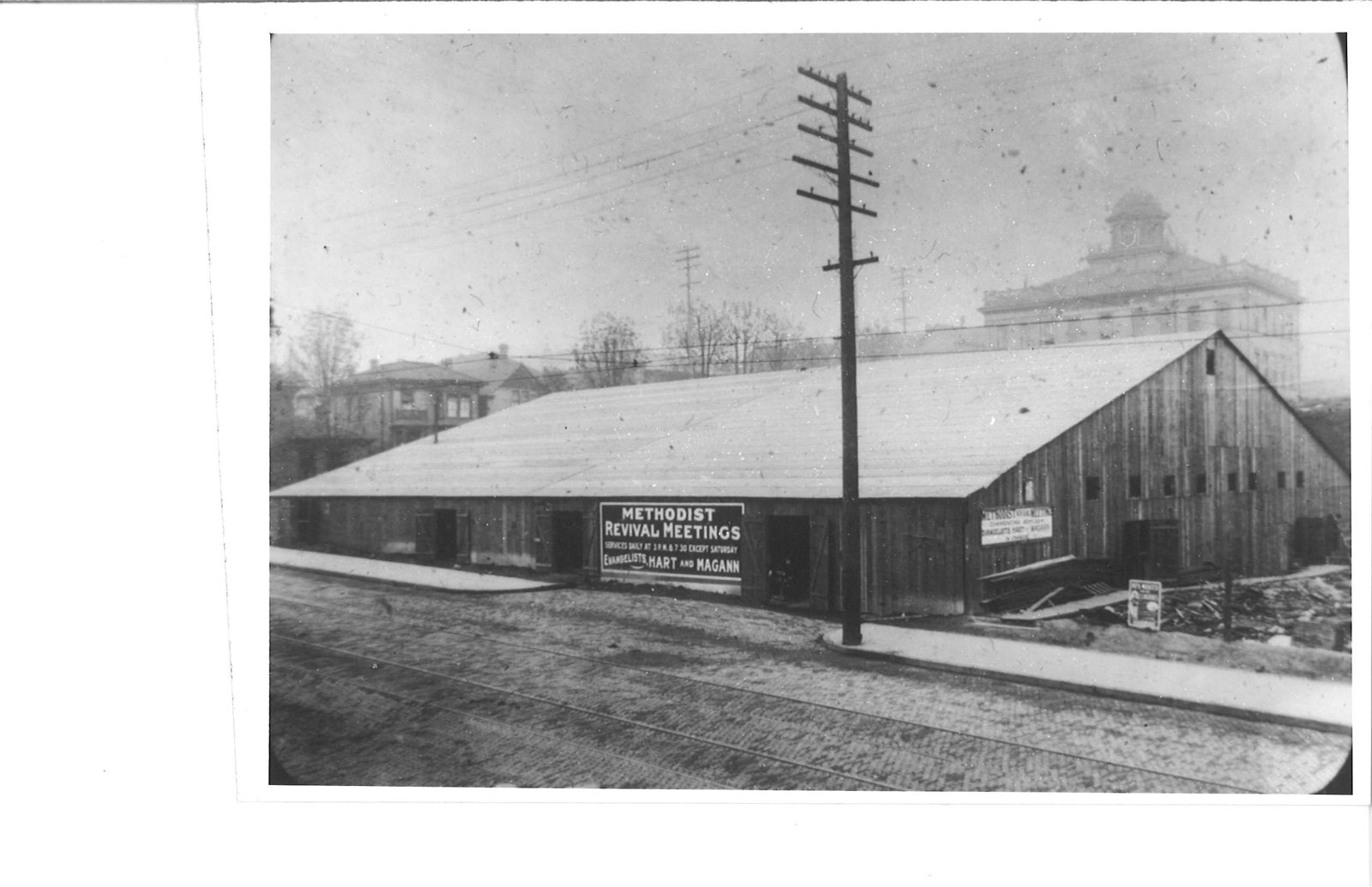 The temporary pavilion church on Fourth Avenue in 1907